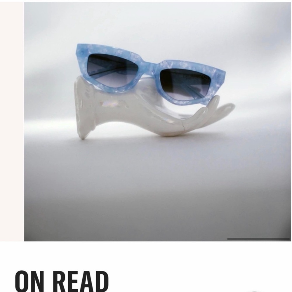 *NWT* Dezi On Read Blue Marble Sunglasses